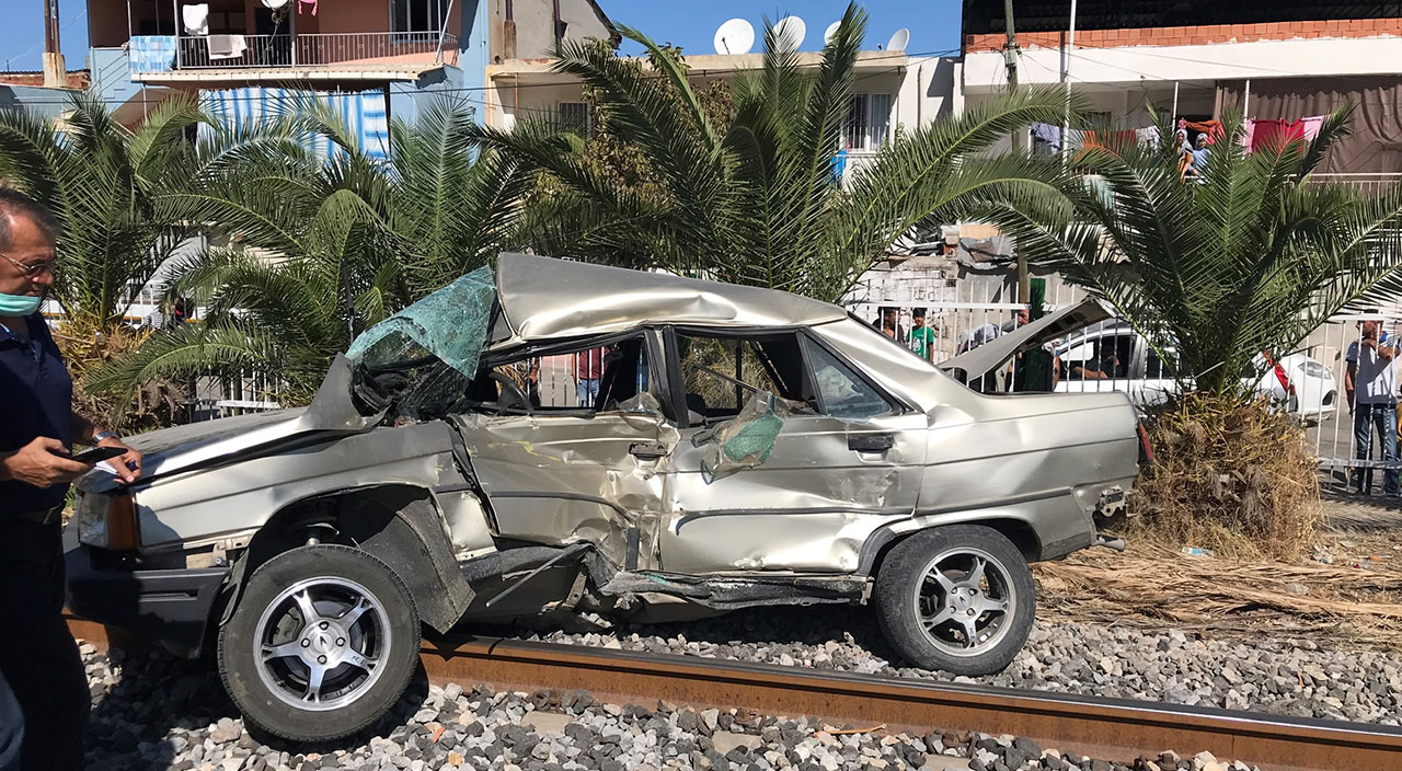 Trenle kafa kafaya çarpıştı! İçinden sağ çıktı