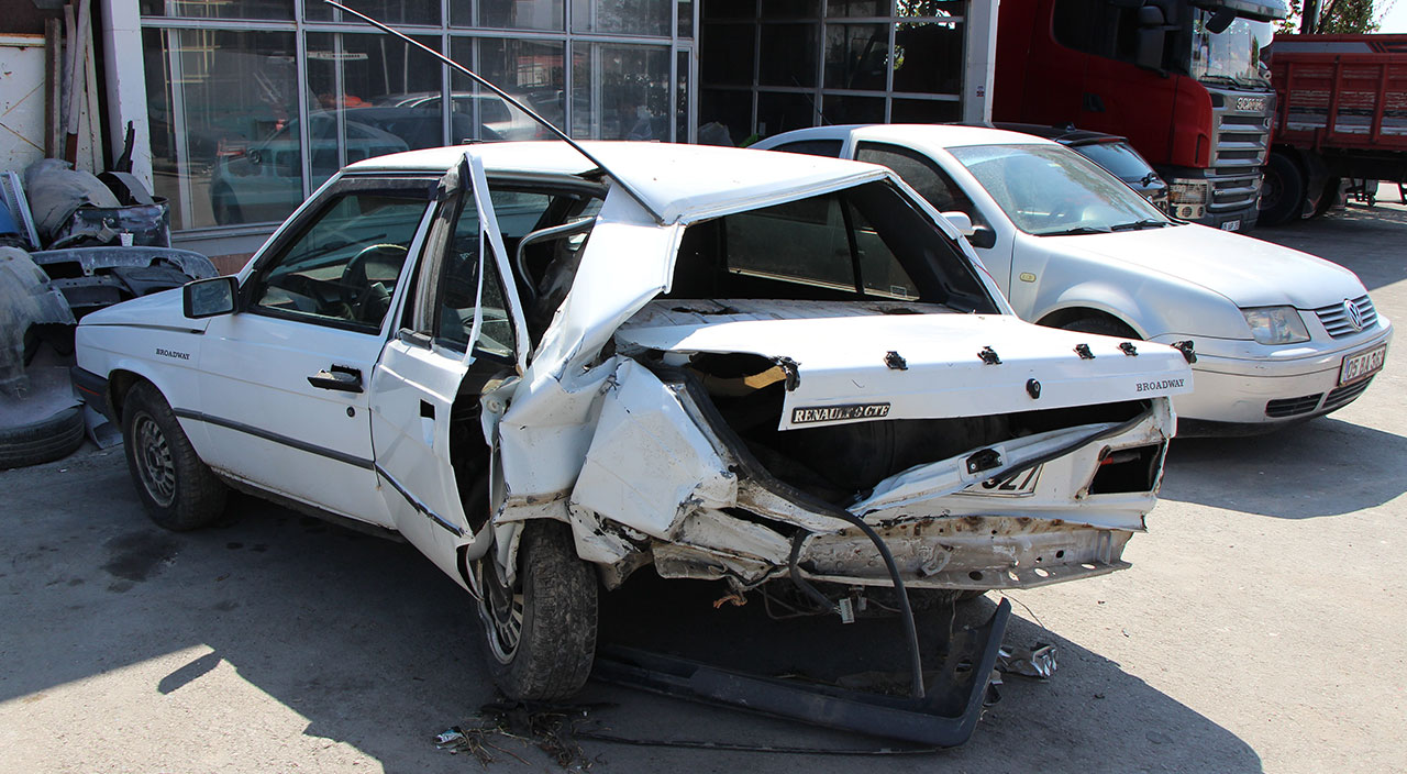 Direksiyon başında uyuyakaldı! Yol kenarındaki otomobile çarptı