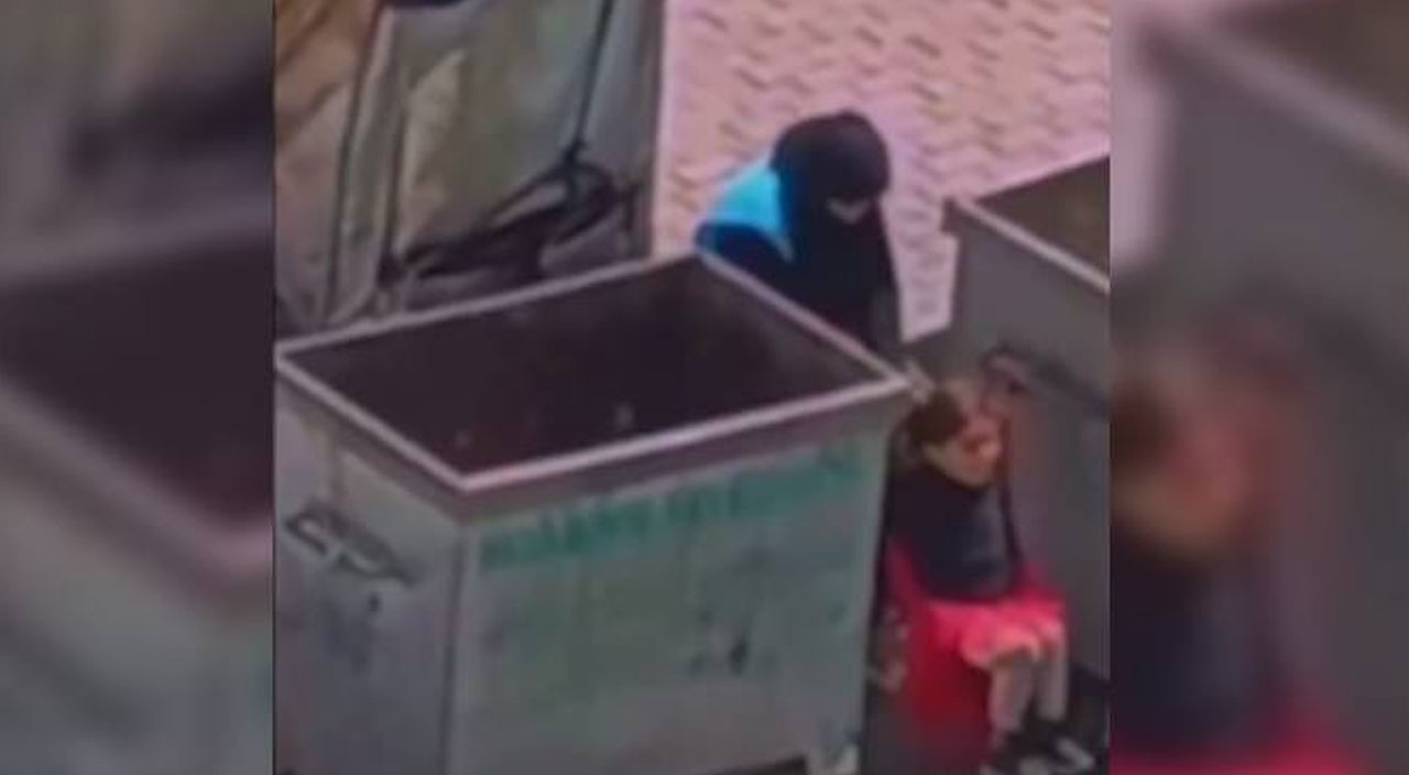 Tüm Türkiye bu görüntüleri konuşuyor! Kağıt toplayıcısı anne kızı için çöp kovasından salıncak yaptı