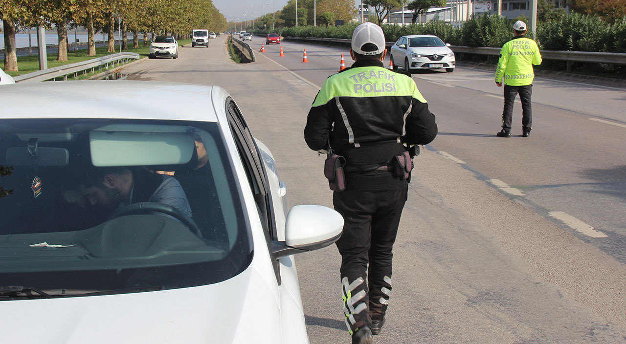 Kendisini durdurmak isteyen trafik polisini otomobiliyle metrelerce sürükledi