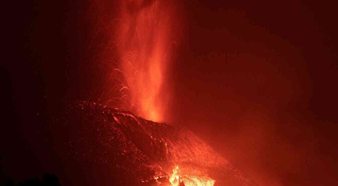 Patlamalar 1 aydır devam ediyor! Lavlar yerleşim yerlerine yaklaştı