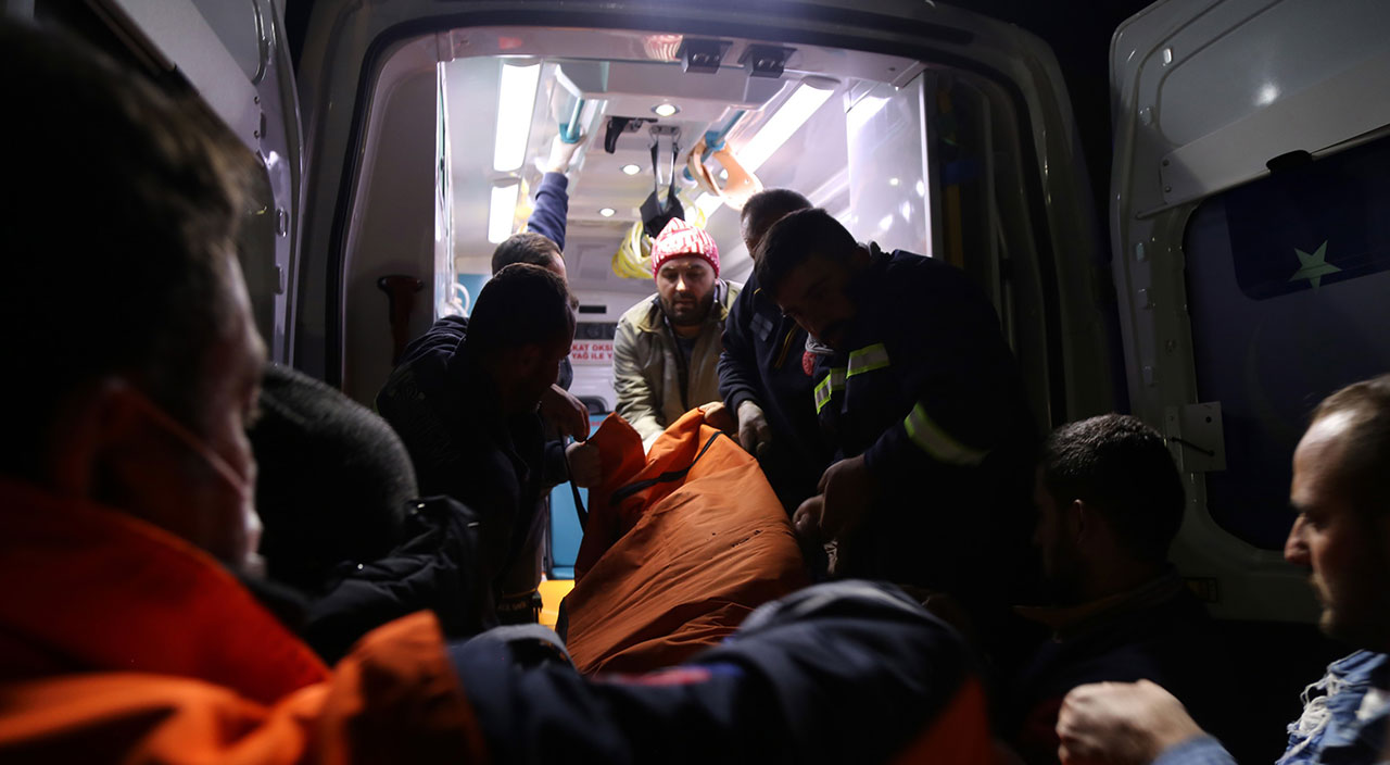 Kamyonet 100 metrelik uçurumdan yuvarlandı! 2 kişi öldü 1 kişi yaralandı