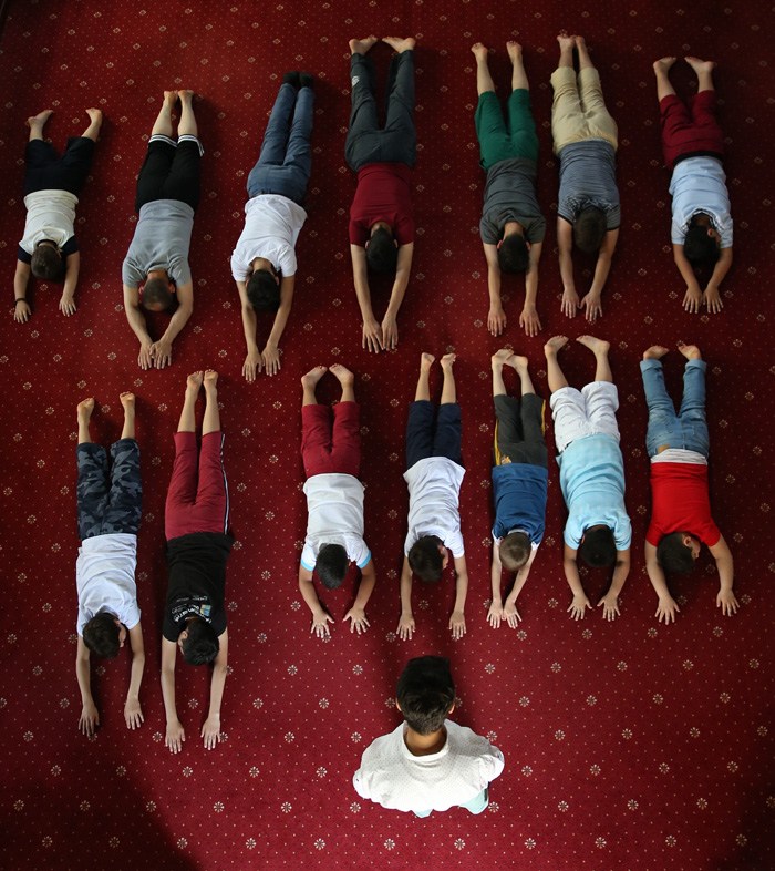 Adana'da sıcaktan bunalan vatandaş kendini camiye attı