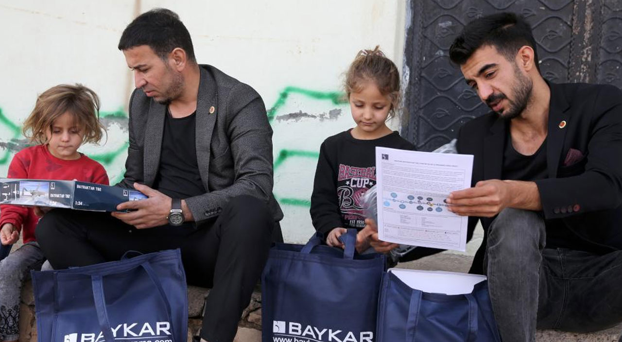 İlk uçuşlar bu köyde yapılmıştı! Baykar köyün sakinlerine İHA maketi hediye etti