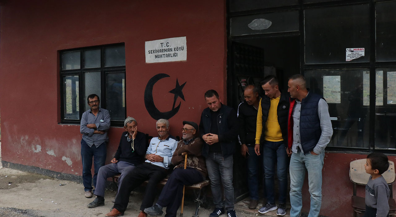 Geçimlerini üzümden sağlayan mahalleyi acımadan dolandırdı!