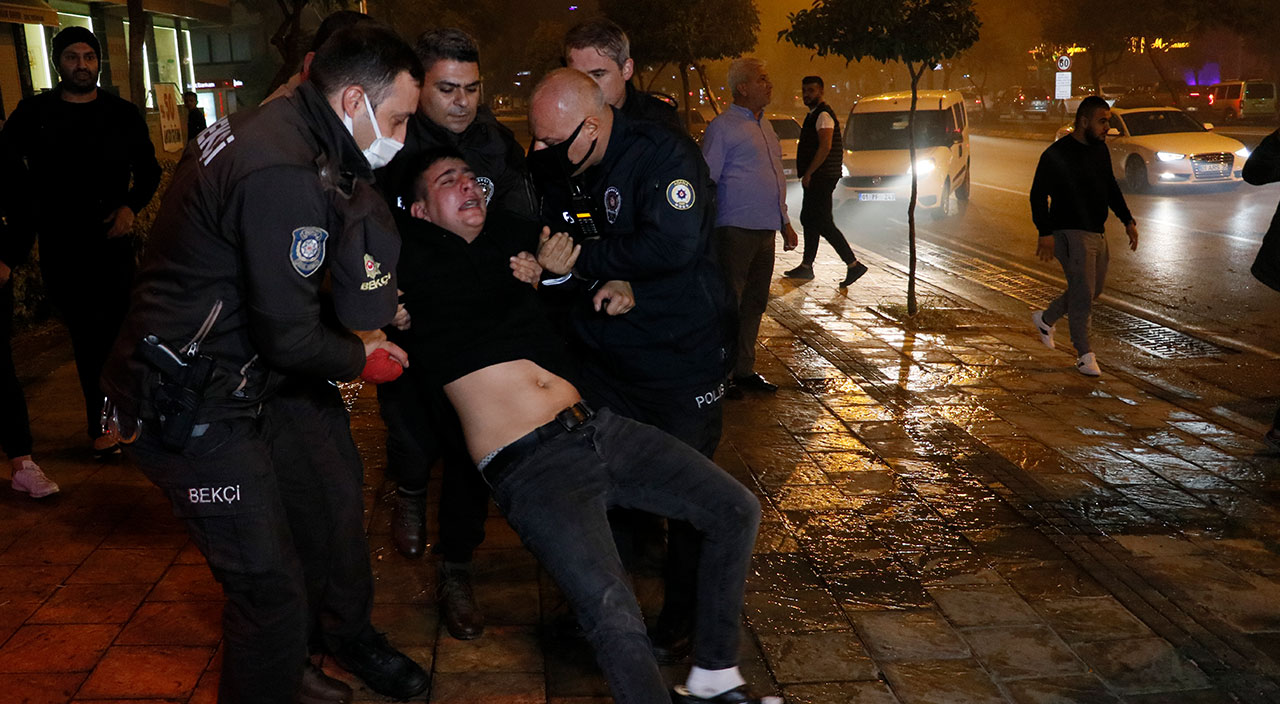 Sinir krizi geçirince evini ateşe verdi: Balkona çıkarak yangını seyretti