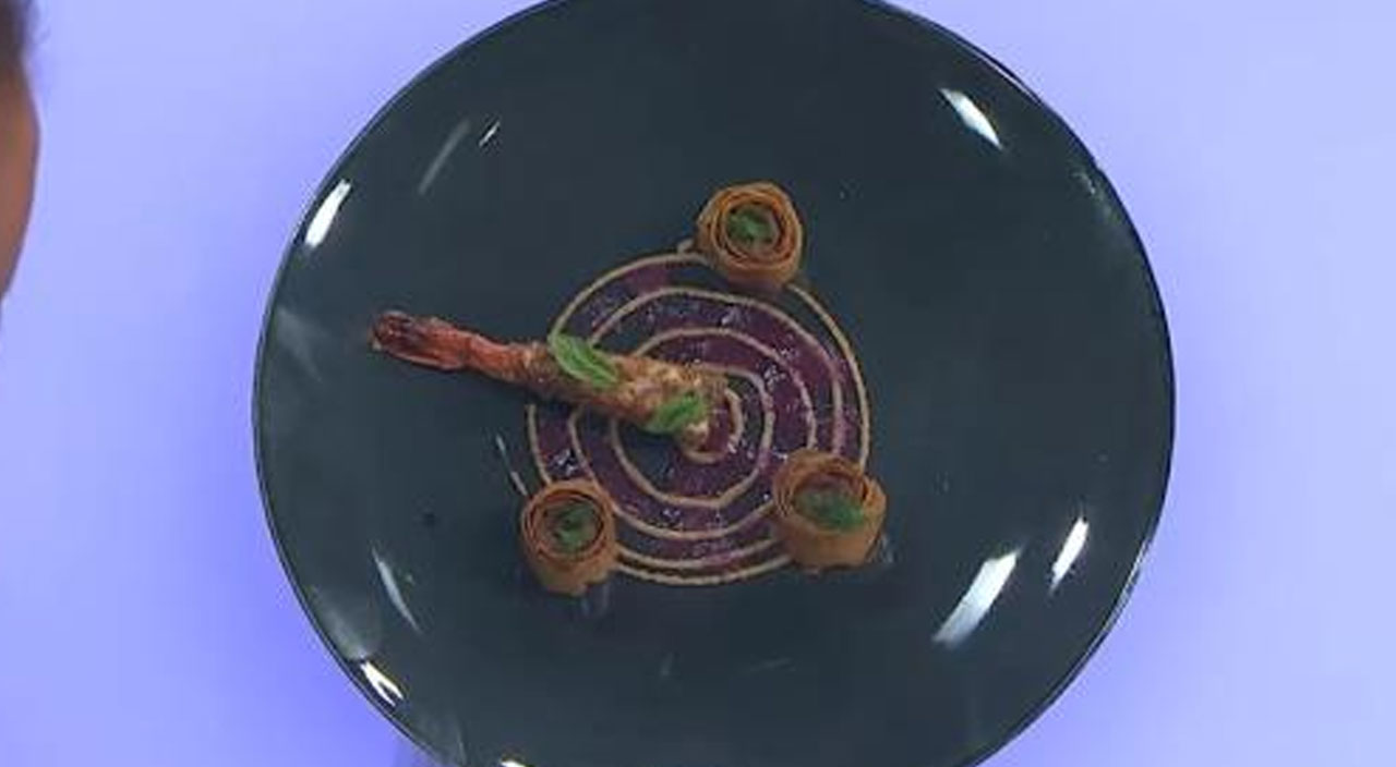 Danilo Zanna yemeğini beğendiği yarışmacıya kaşık attı