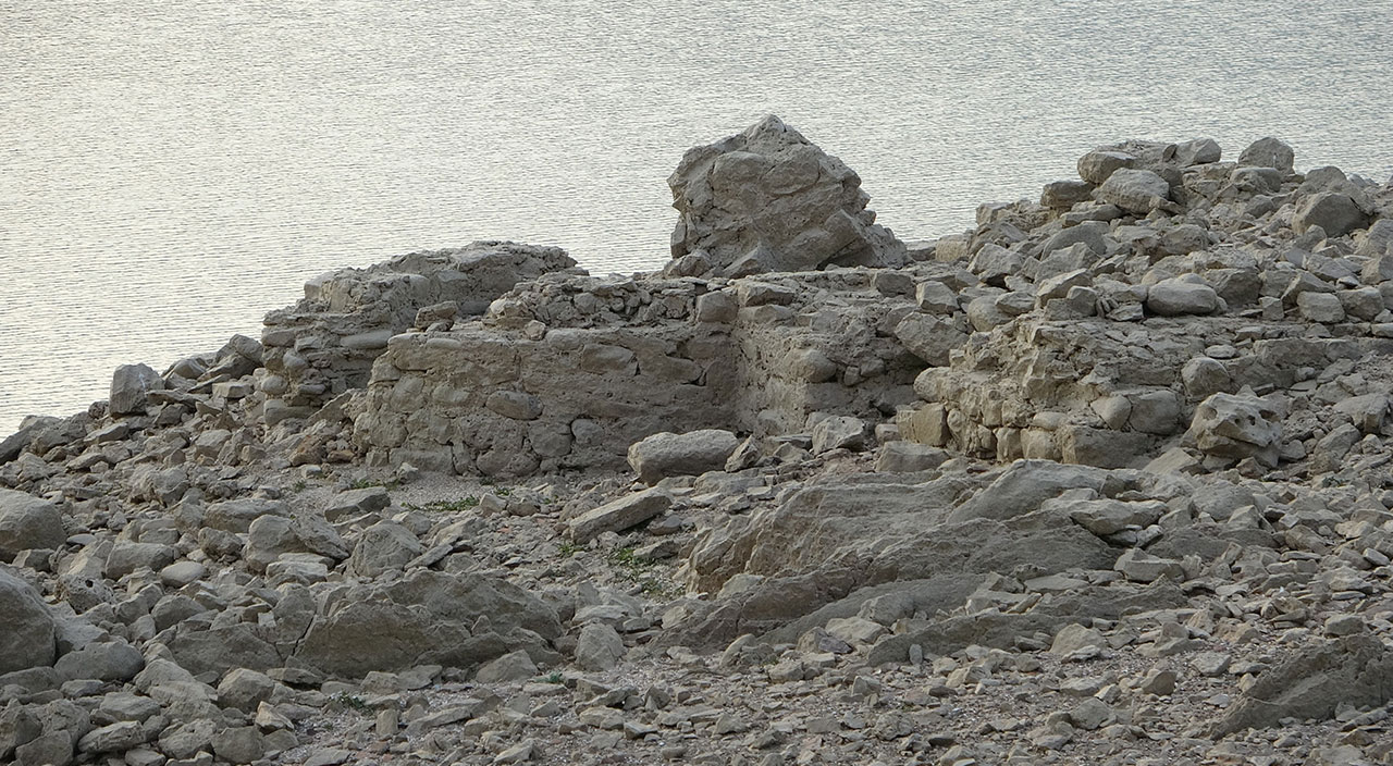 Kuraklık nedeniyle suların çekildiği barajda tarihi yapılar ortaya çıktı