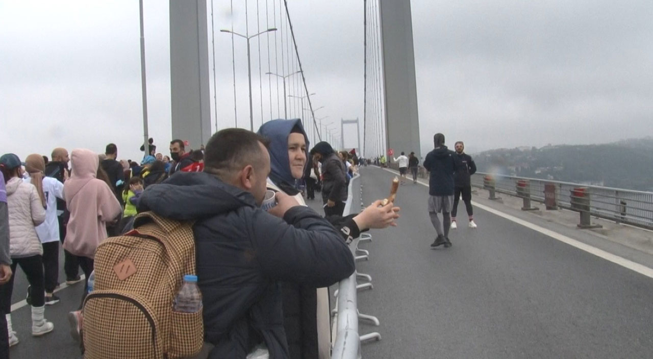 Maraton heyecanı vatandaşları da sardı: Boğaza karşı çay simit keyfi yaptılar