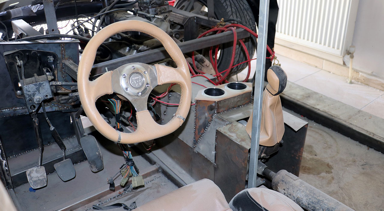 İnternetten gördü işe koyuldu: Asansör ustası kendi imkanlarıyla otomobil yaptı