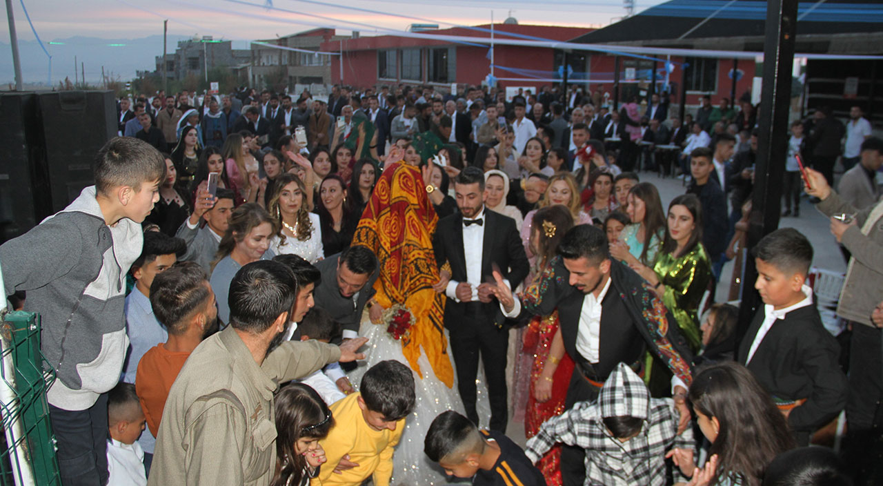 Aşiret düğününde servet saçtılar: Gelin ve damada 1 milyon 258 bin TL takıldı