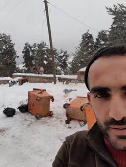 Sarıkamış’ta caddelerde yiyecek arayan yavru ayı ilgi odağı oldu