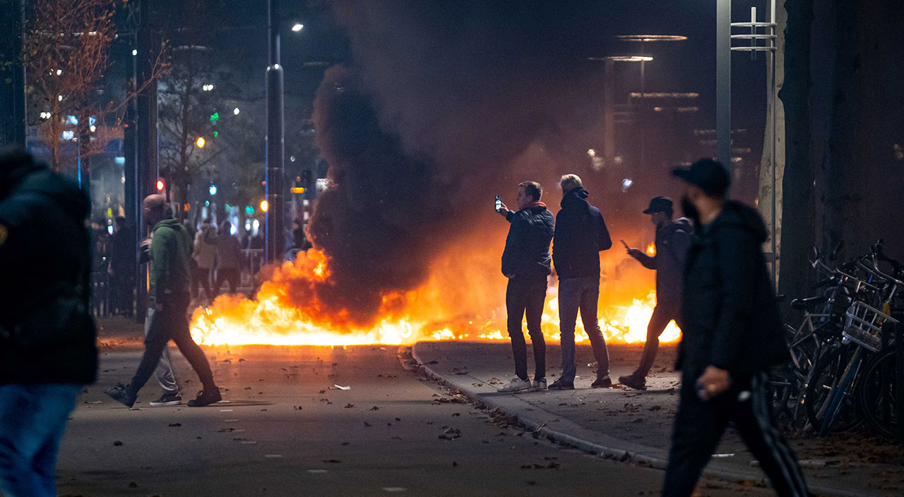Hollanda'da alınan kısıtlama kararları halkı sokağa döktü: Araçlar ateşe verildi