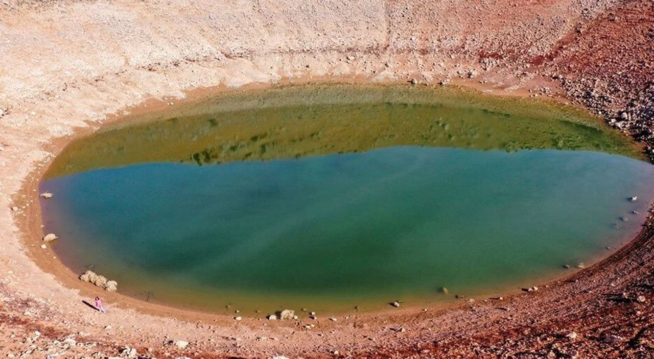 Keban Baraj Gölü’nde dev obruk! Suların çekilmesiyle ortaya çıktı