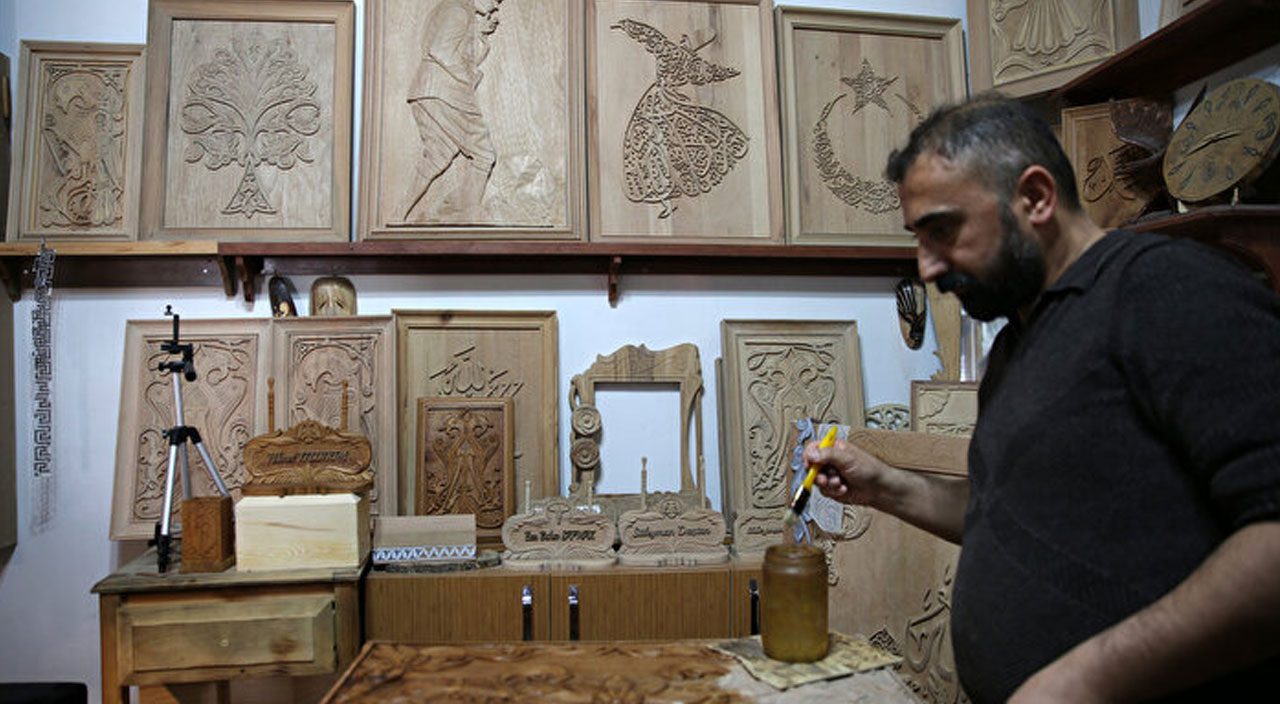 Sivaslı Usta 20 yıldır ahşap oyma sanatı yapıyor: Gelecek nesillere ışık oluyor
