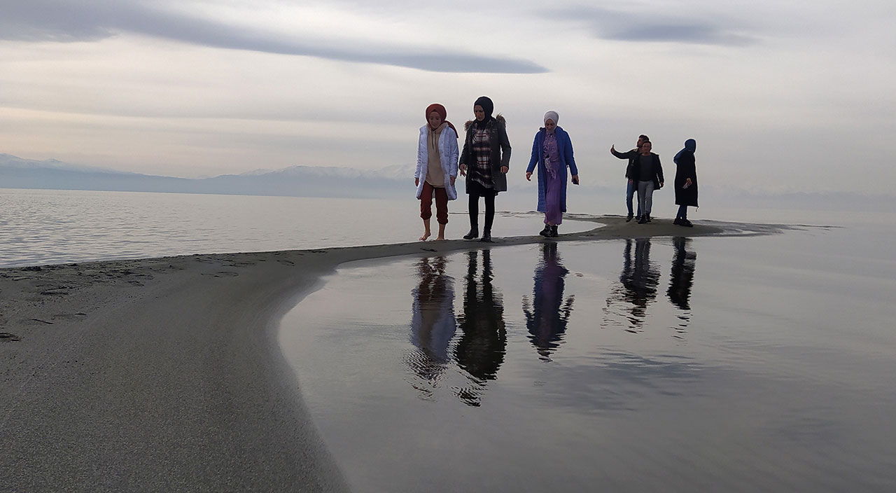 Van Gölü alarm veriyor! Suların çekilmesiyle adacıklar oluştu