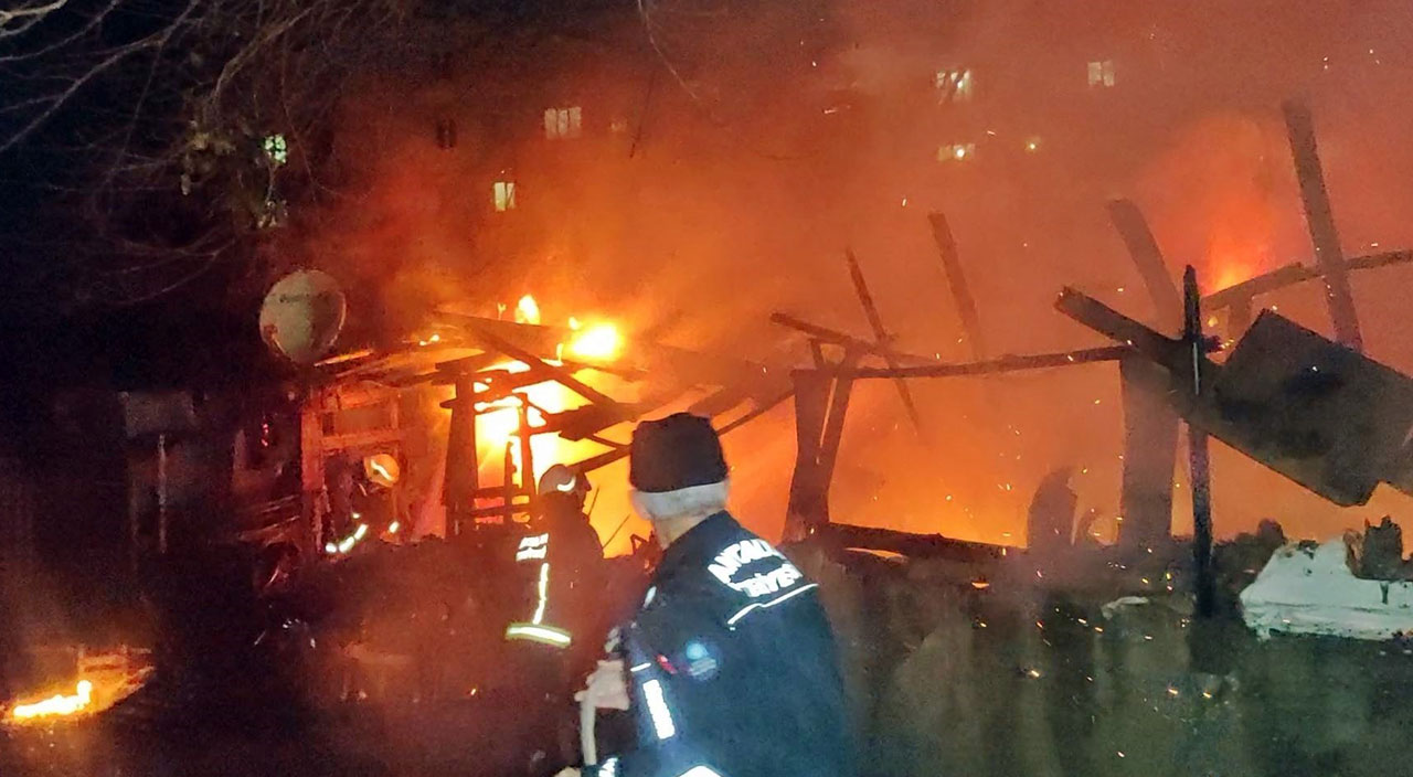 Gözyaşlarıyla evlerinin yanışını izlemişlerdi: İnsanlık ölmemiş bunu gördük