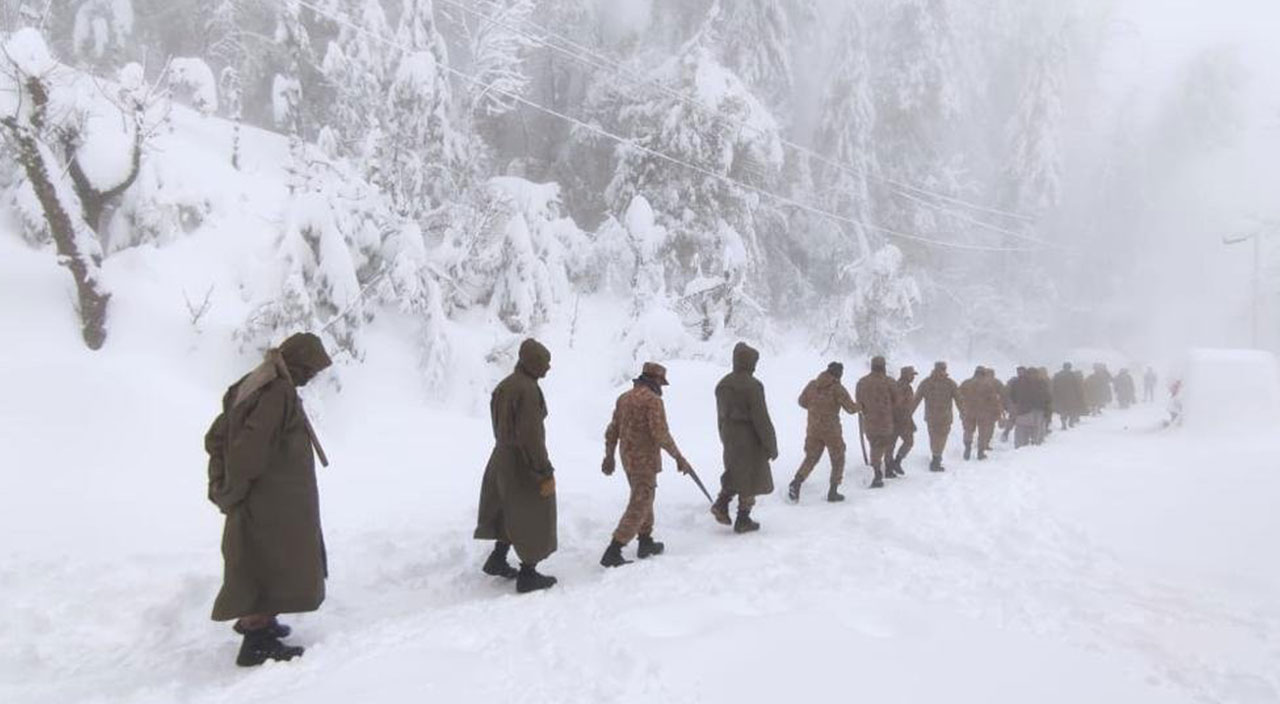 Pakistan’da kar faciası: Araçlarında mahsur kalan 21 kişi donarak öldü