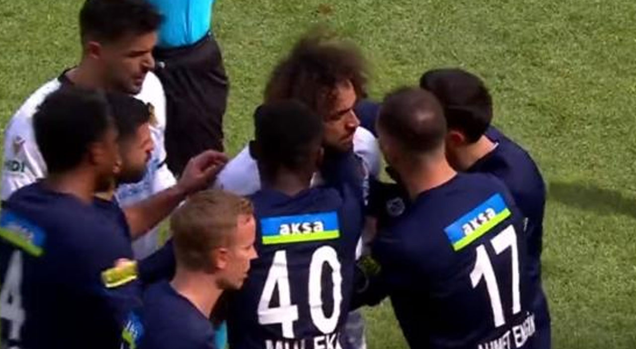 Malatya-Kasımpaşa maçında ilginç anlar! Sahayı terk etmek isteyen kaptanı rakip oyuncular tuttu