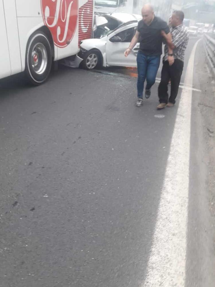 TEM Otoyolu'nda feci kaza! Yolcu otobüsü ve tırın altından sağ çıktı