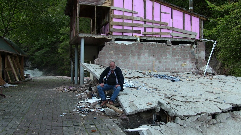 Artvin'in Borçka ilçesinde sel balık çiftliğini yıktı geçti! 20 yıllık birikimi bir gecede yok oldu