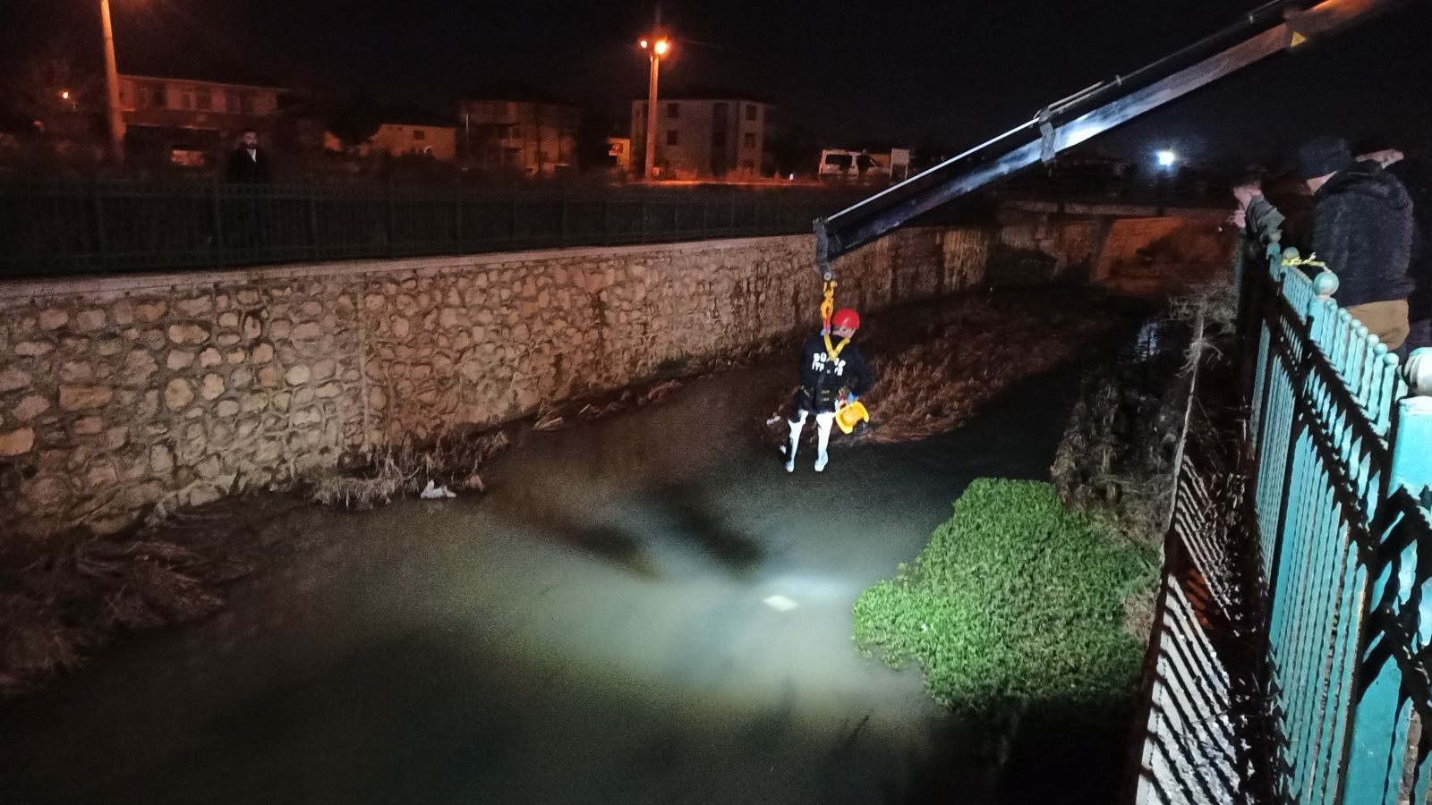 45 yaşındaki adamı komşuları kanlar içinde ölü buldular