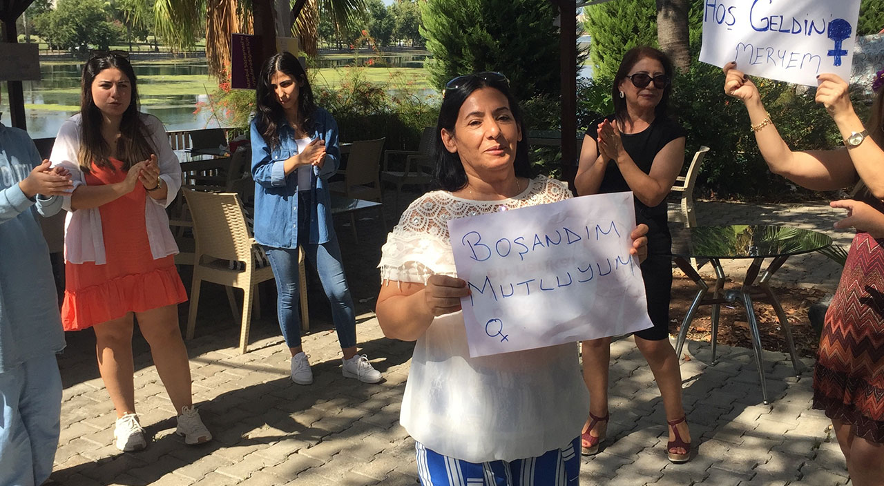 8 yıl sonra şiddet gördüğü eşiyle boşandı: ‘Erik Dalı’ oynayarak kutladı