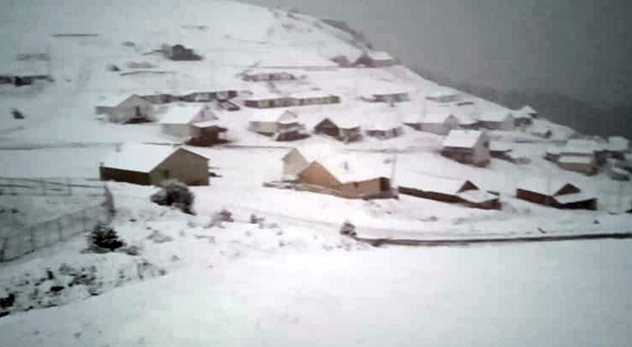 Gümüşhane’de yılın ilk karı düştü: Yüksek kesimler beyaza büründü