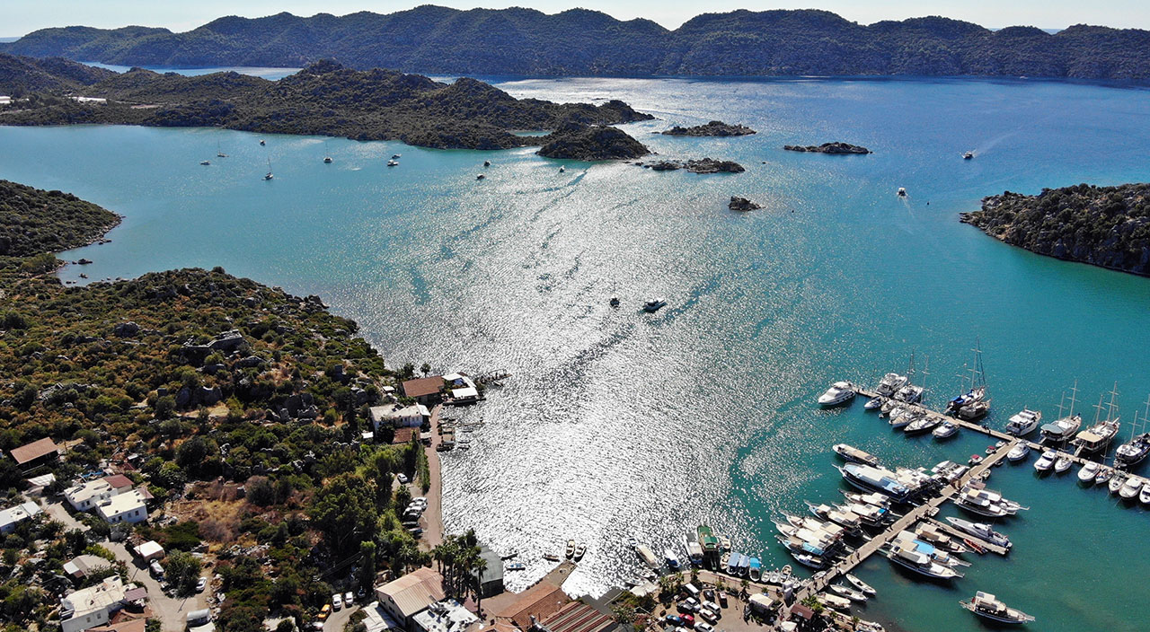 Turistleri kıskandıracak yolculuk: Her sabah tekneyle okullarına ulaşıyorlar