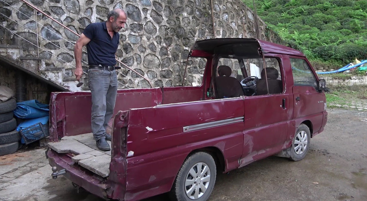 Aracının tavanına kafasını vurdu! Akıllara gelmeyecek yöntemle çözüm buldu