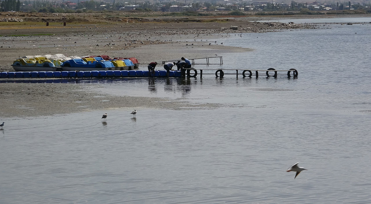Kuraklık Van Gölü’nüde vurdu! Yüz yıllık iskele ortaya çıktı