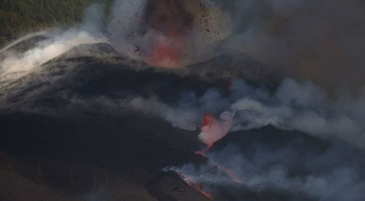 Cumbre Vieja'da patlamalar artıyor: 500 metreden daha geniş bir kaya oluştu