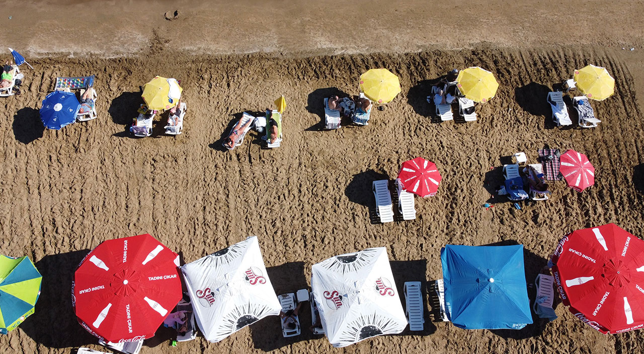 Kızkalesi’nde hava sıcaklığı 33 dereceyi buldu! Tatilciler sahillere akın etti