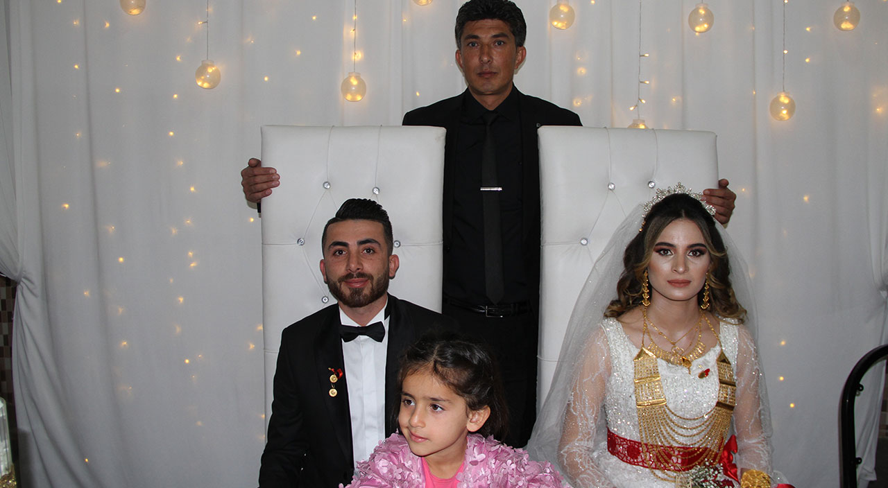 Aşiret düğününde servet saçtılar: Gelin ve damada 1 milyon 258 bin TL takıldı