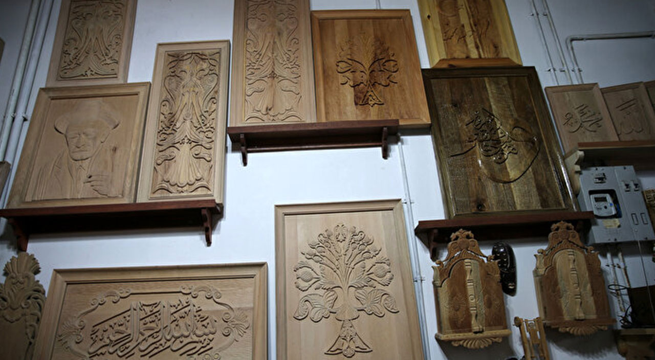 Sivaslı Usta 20 yıldır ahşap oyma sanatı yapıyor: Gelecek nesillere ışık oluyor