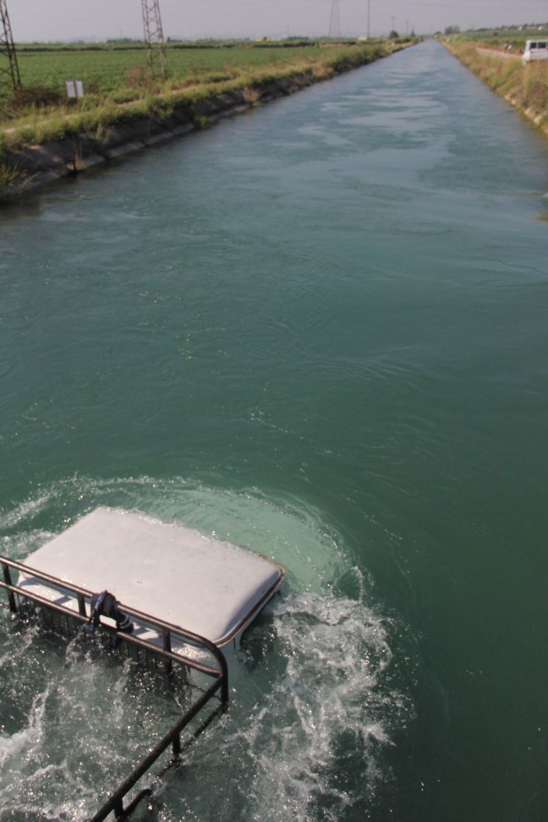 Çarpıştığı araçtaki 5 kişiyi kurtarmak isterken boğuldu