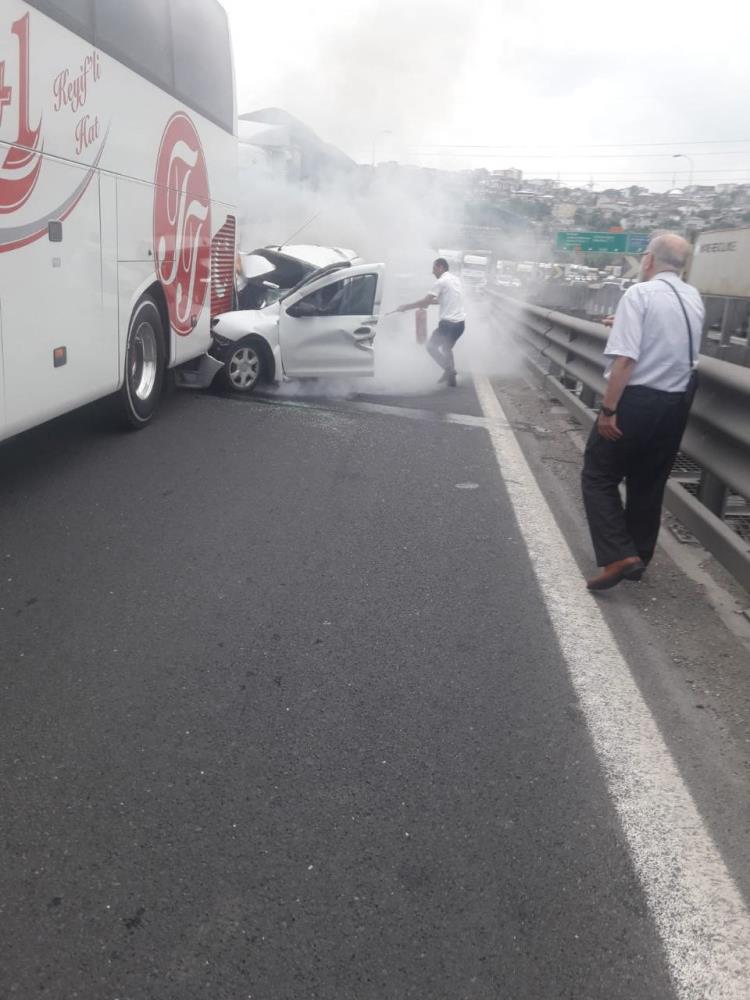 TEM Otoyolu'nda feci kaza! Yolcu otobüsü ve tırın altından sağ çıktı