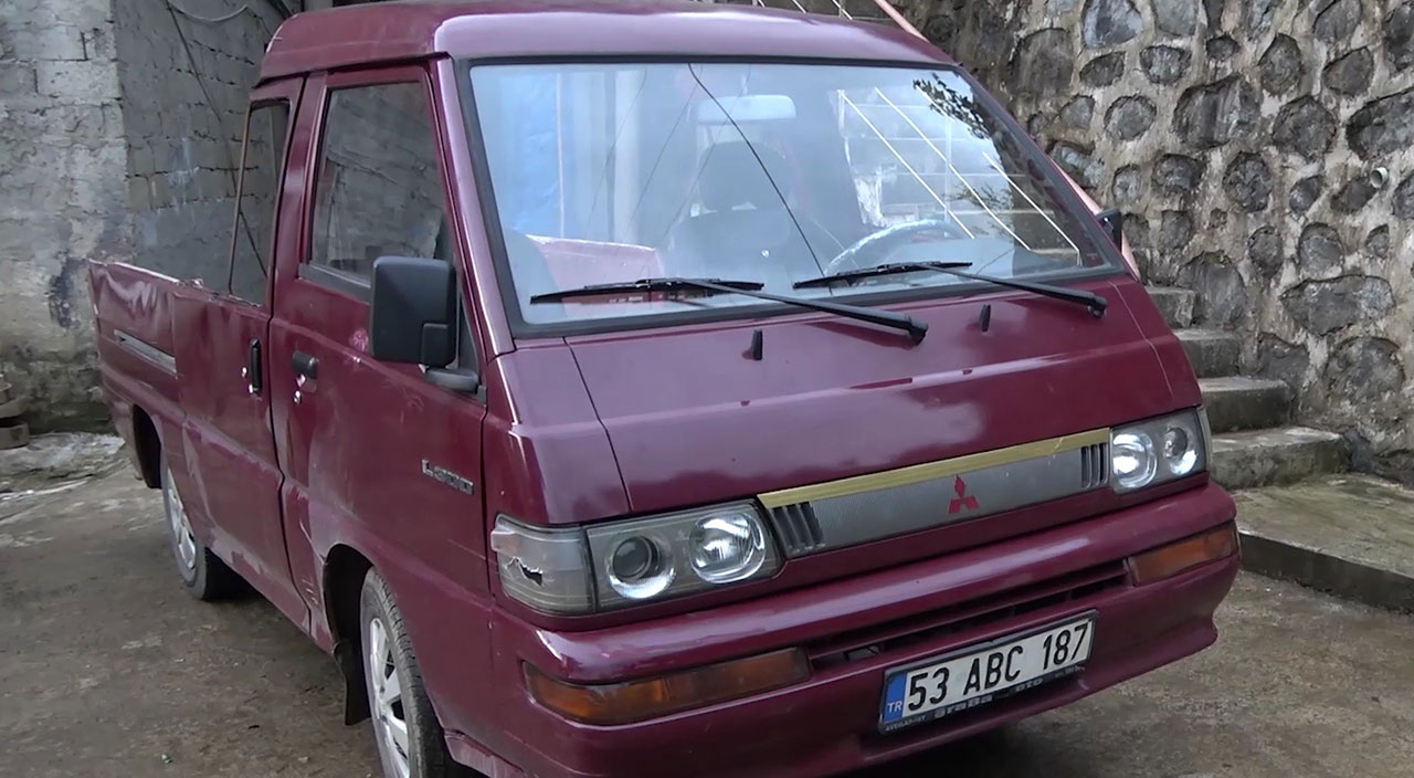 Aracının tavanına kafasını vurdu! Akıllara gelmeyecek yöntemle çözüm buldu