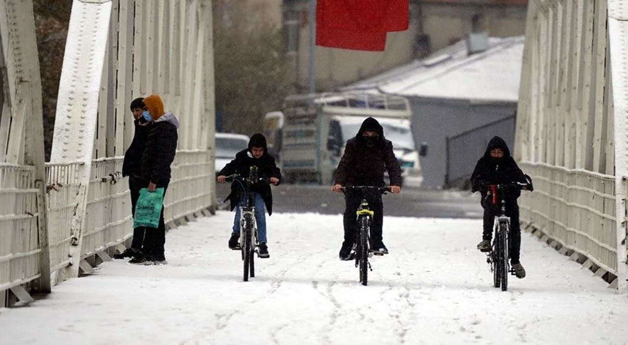 3 kent kar yağışı! Sürücüler zor anlar yaşadı