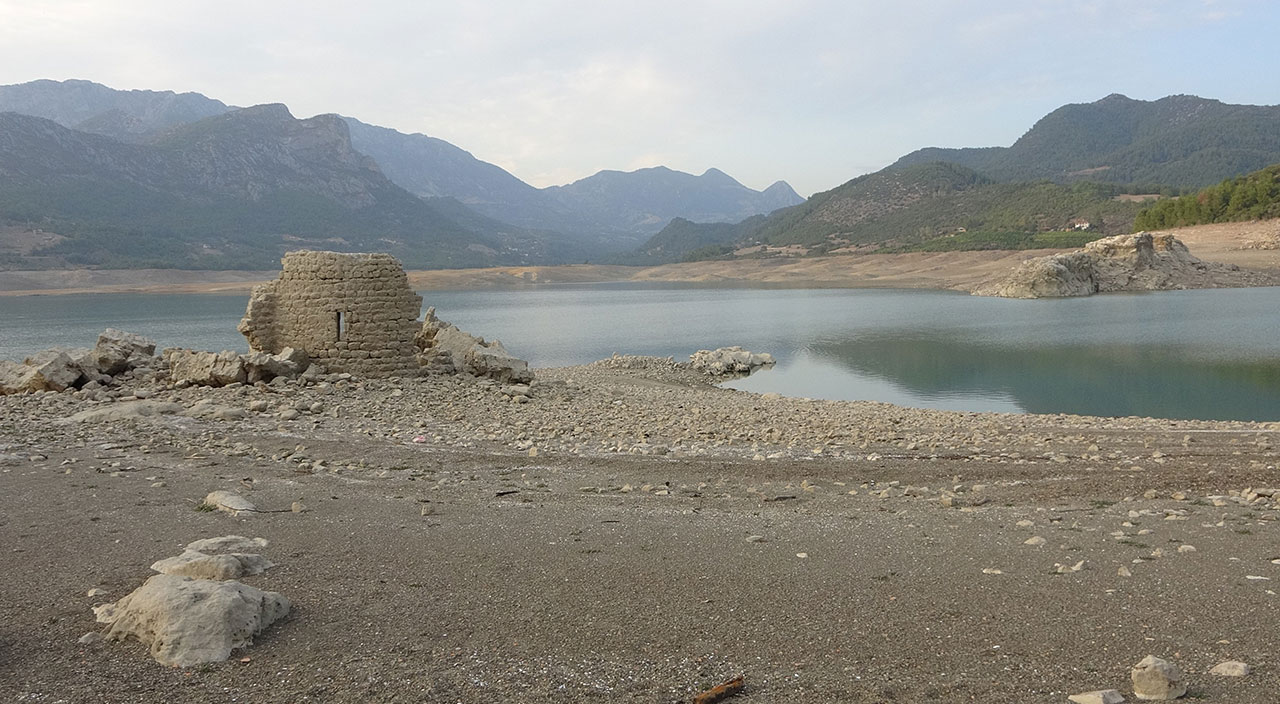 Kuraklık nedeniyle suların çekildiği barajda tarihi yapılar ortaya çıktı