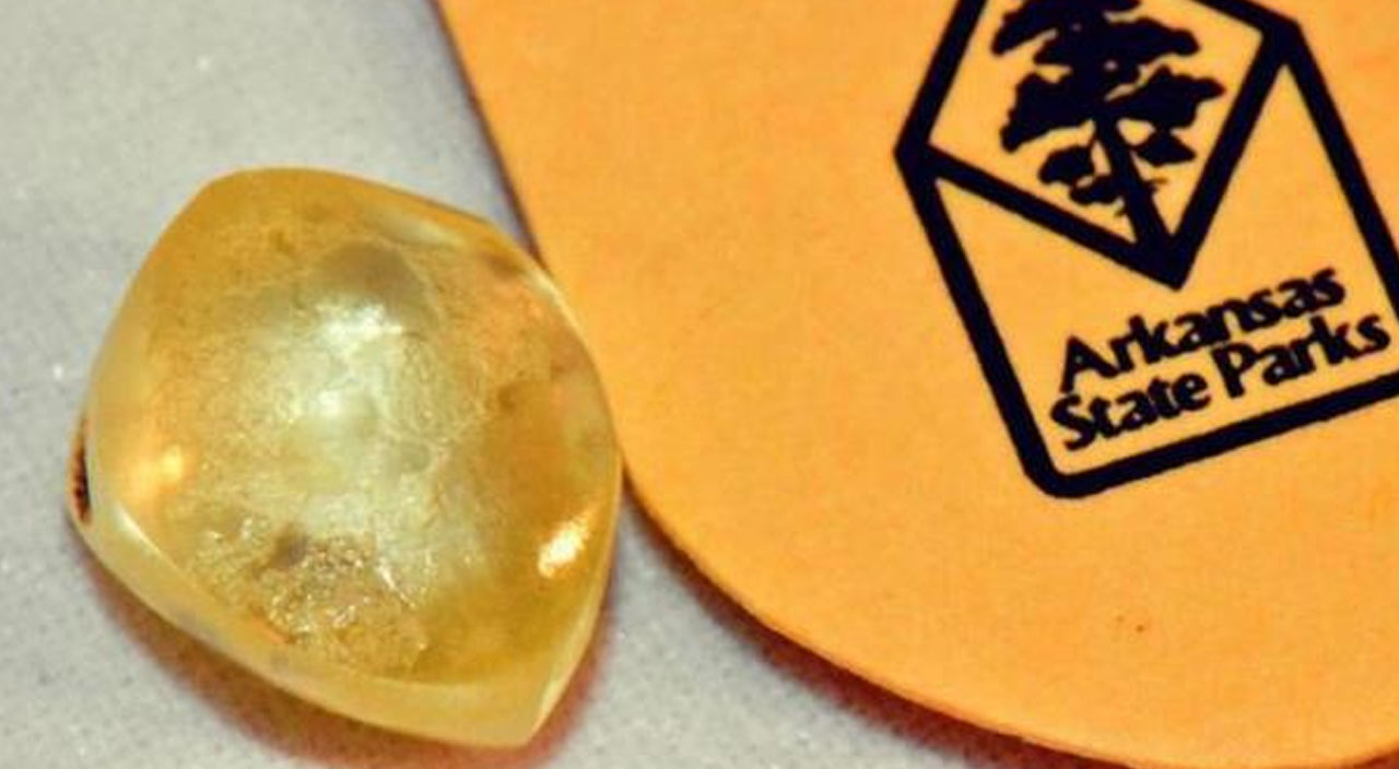 Eşiyle beraber parkta dolaşırken 4.38 kartlık elmas buldu!