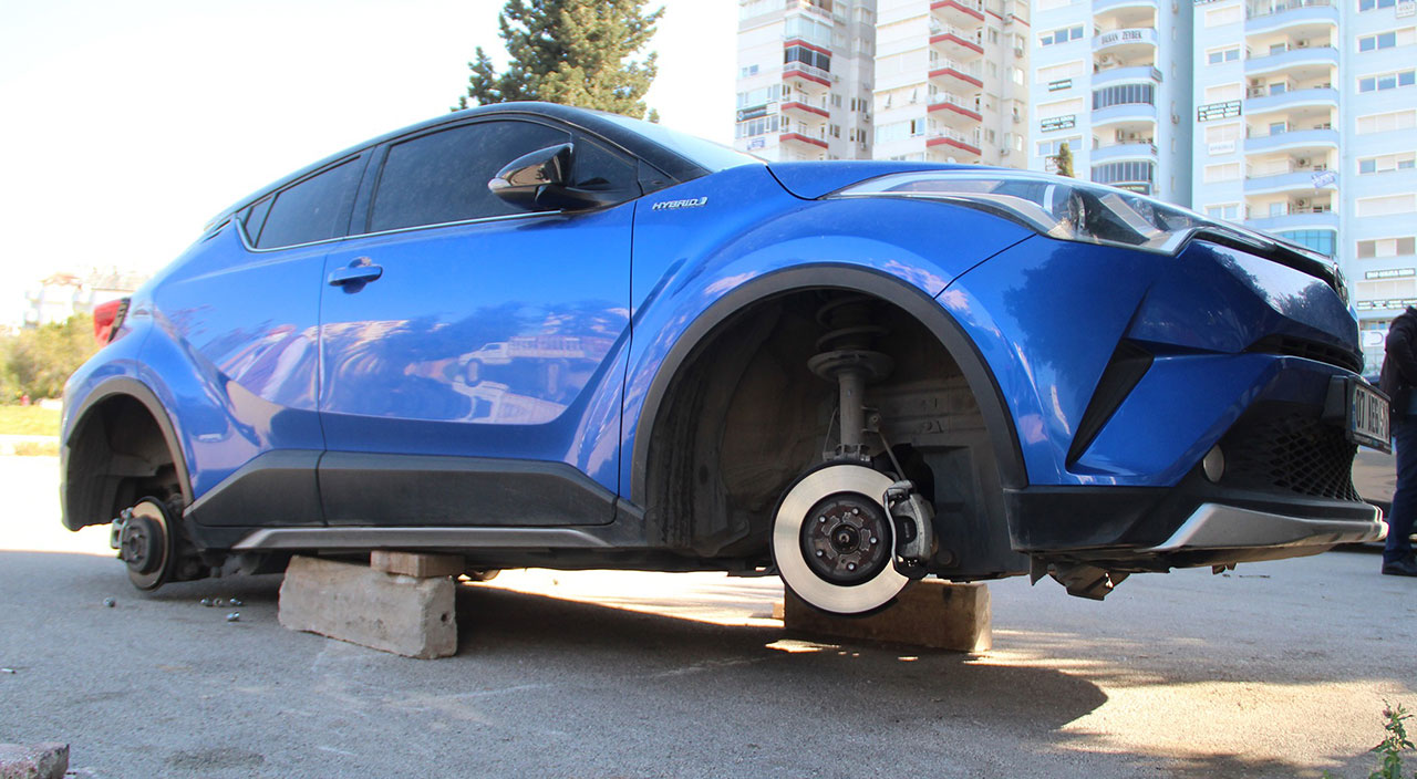 Dört lastiğini birden çaldılar! Aracının son halini görünce hayatının şokunu yaşadı