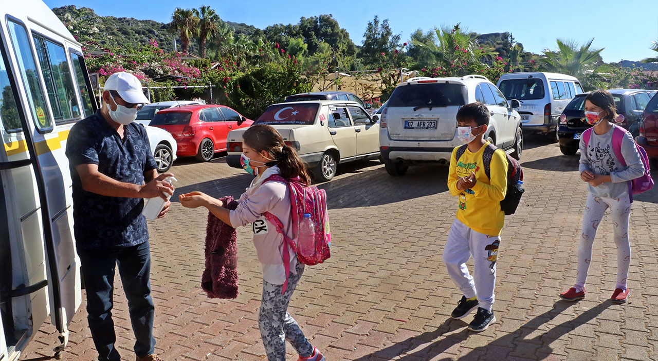 Turistleri kıskandıracak yolculuk: Her sabah tekneyle okullarına ulaşıyorlar