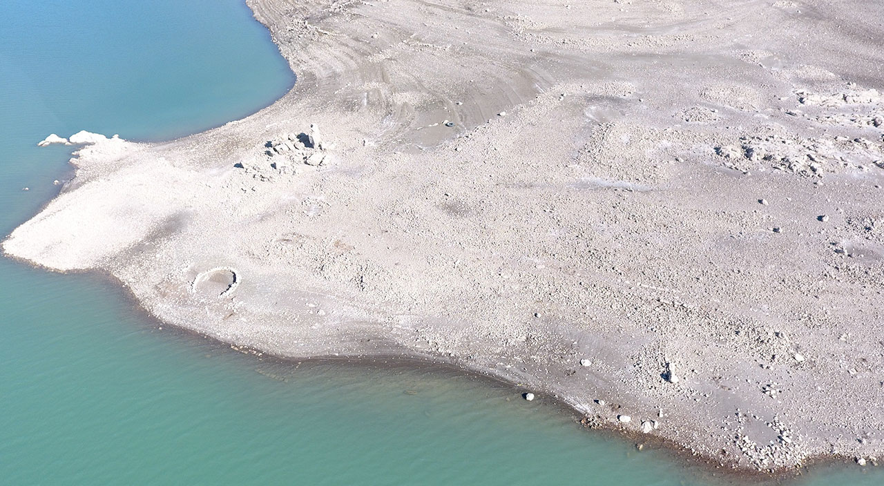 Kuraklık nedeniyle suların çekildiği barajda tarihi yapılar ortaya çıktı