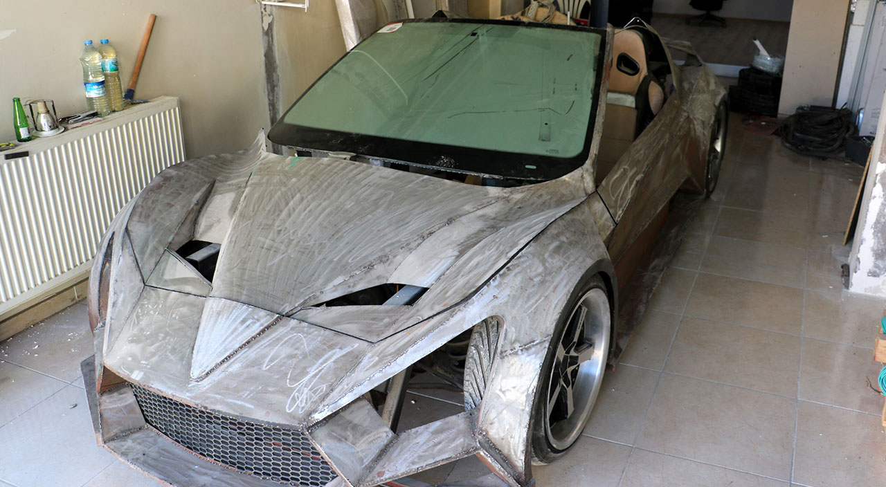 İnternetten gördü işe koyuldu: Asansör ustası kendi imkanlarıyla otomobil yaptı