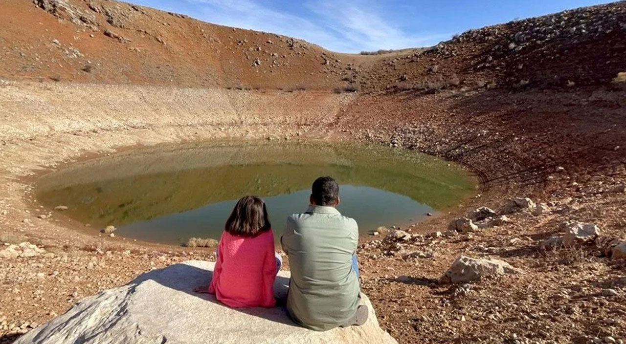 Keban Baraj Gölü’nde dev obruk! Suların çekilmesiyle ortaya çıktı
