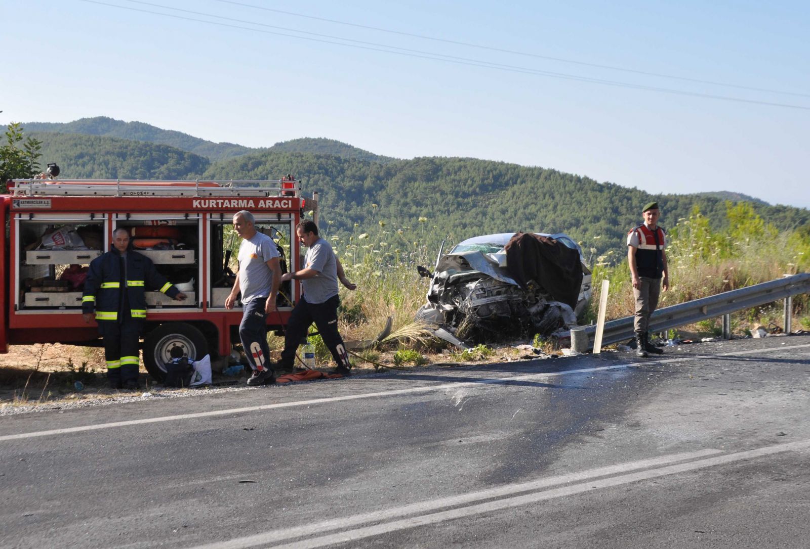 Antalya'da ciple otomobil çarpıştı: 2 ölü, 6 yaralı
