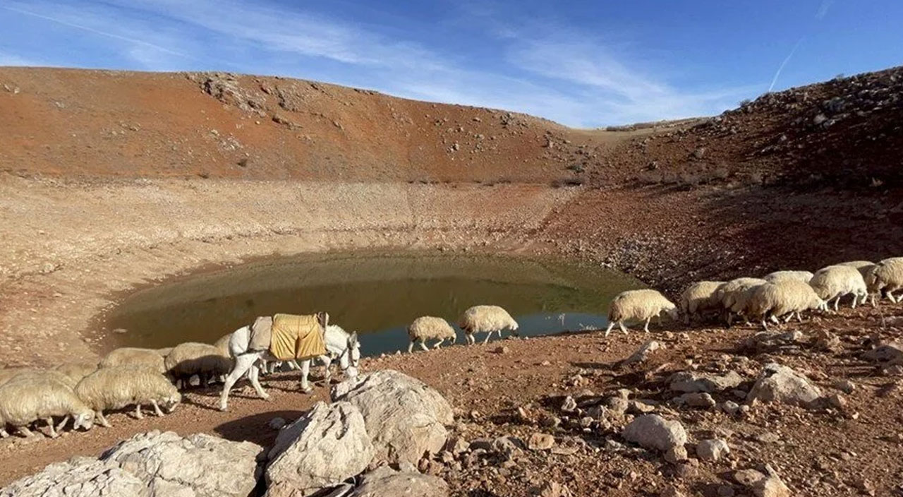 Keban Baraj Gölü’nde dev obruk! Suların çekilmesiyle ortaya çıktı