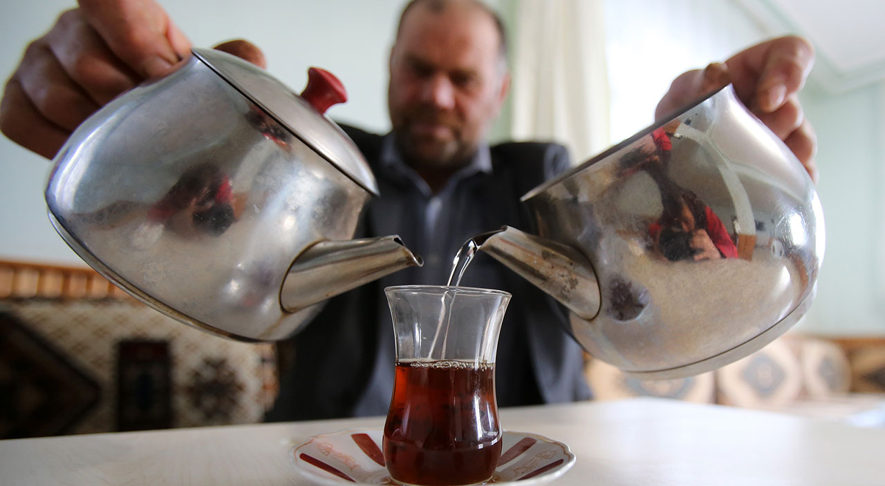 Gümüşhane’de çay denilince akla o geliyor: Bir oturuşta 100 bardak içiyor
