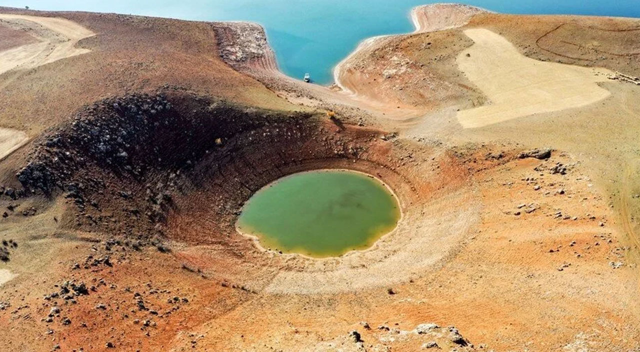 Keban Baraj Gölü’nde dev obruk! Suların çekilmesiyle ortaya çıktı